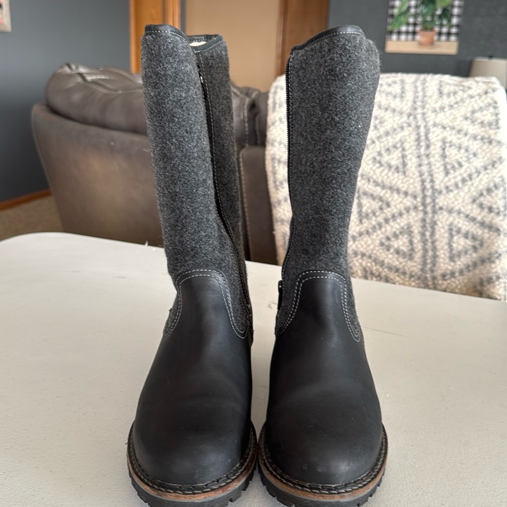 Bos & Co Waterproof footwear. Size 9. Gray/black in color. Very nice boots!